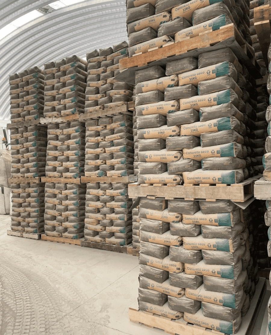 Tarimas de sacos de concreto listas para entrega a gran escala
